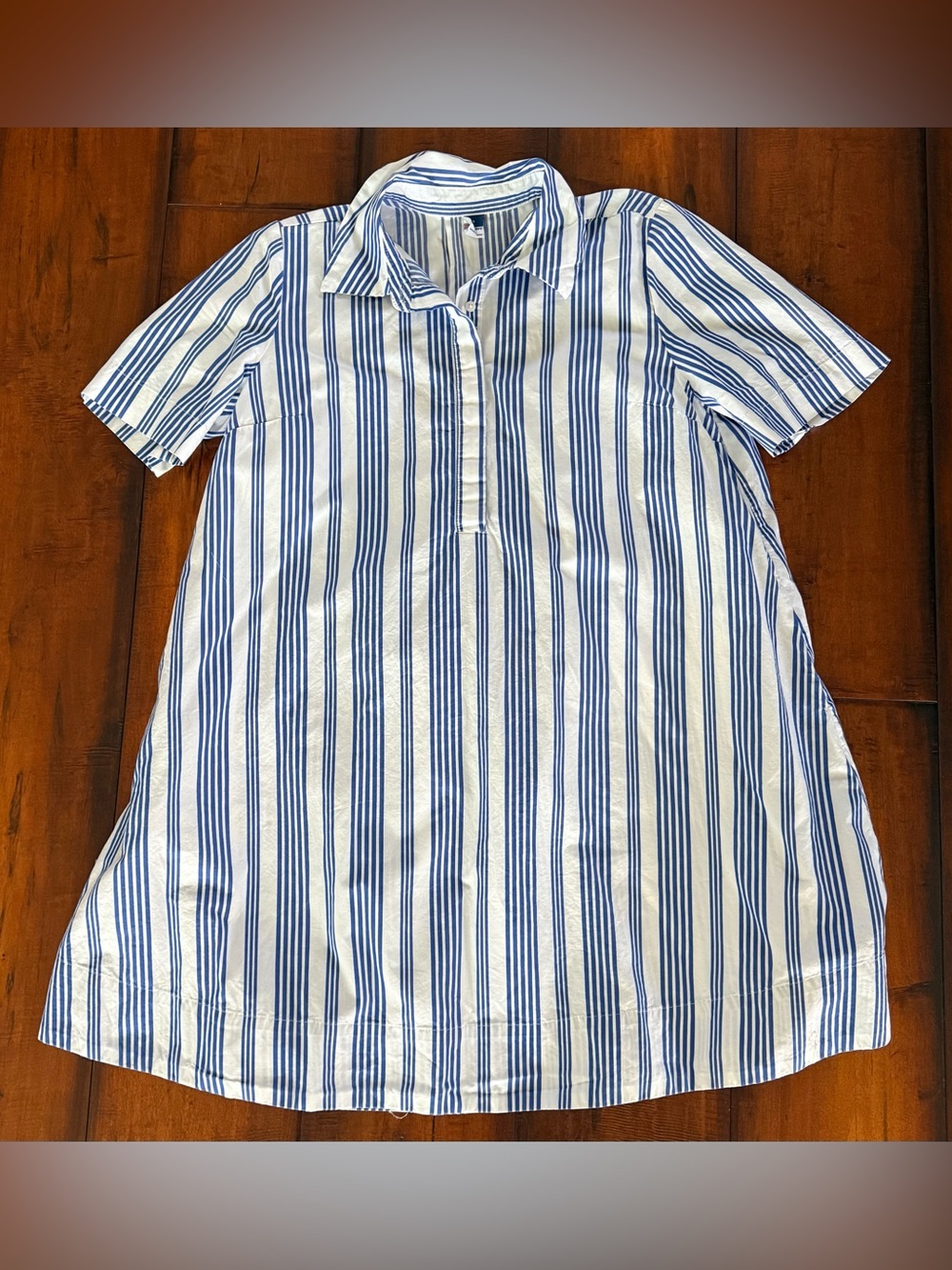 Old Navy White and Blue Vertical Stripe Short-Sleeve Button-Down Shirt